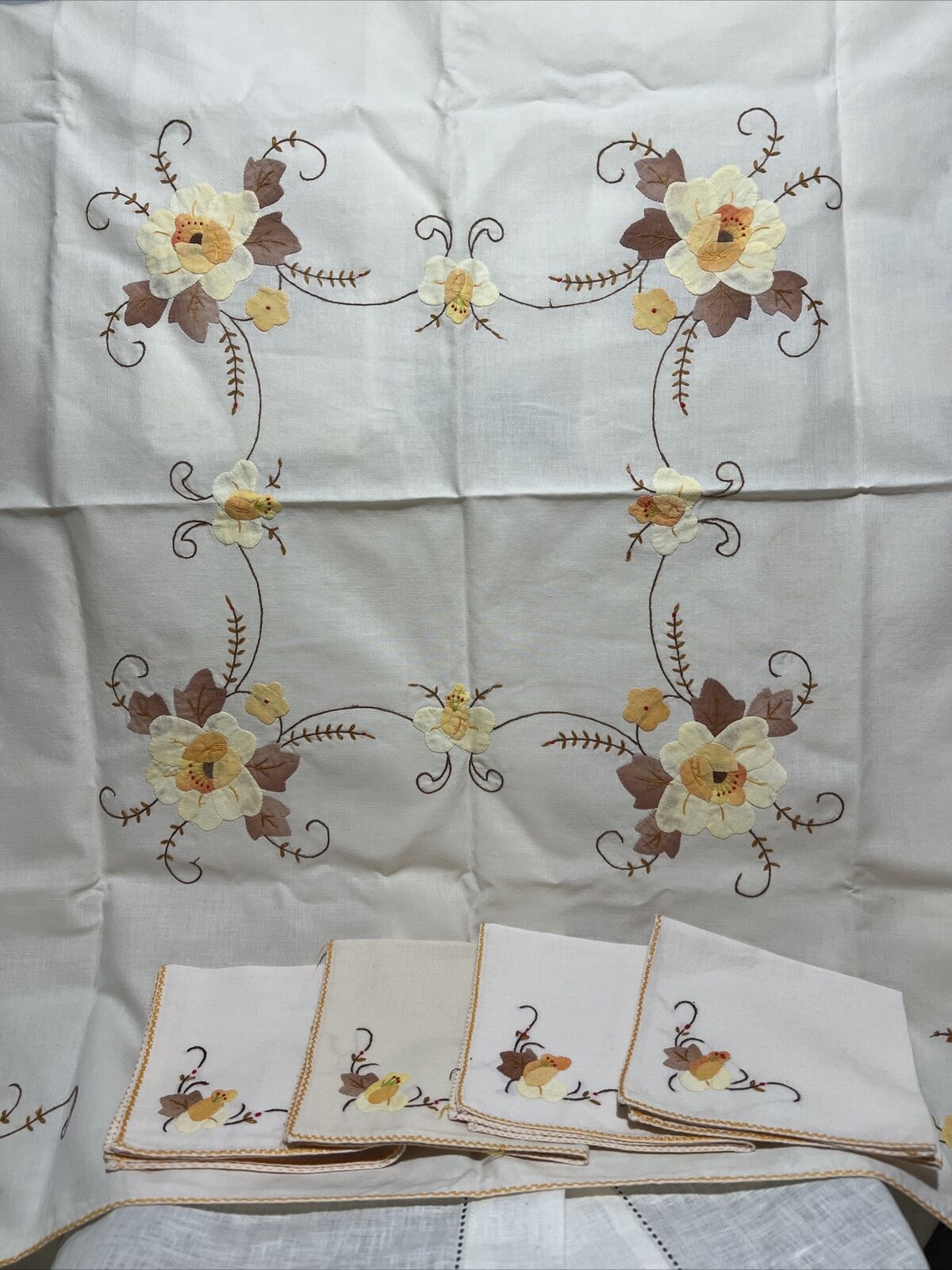 Vintage Hand Embroidered Tablecloth Cotton Flowers Applique Work With 4 Napkins