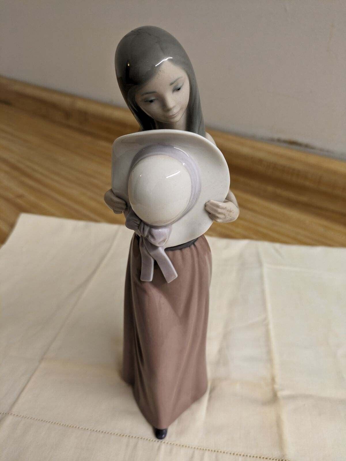 Vtg. Lladro figurine: Bashful girl with hat. 5007.