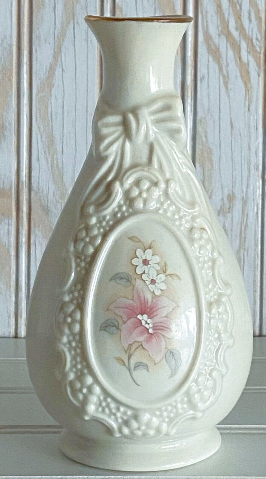 Vintage-Royal Heritage Collection-porcelain Cameo Ribbon Vase