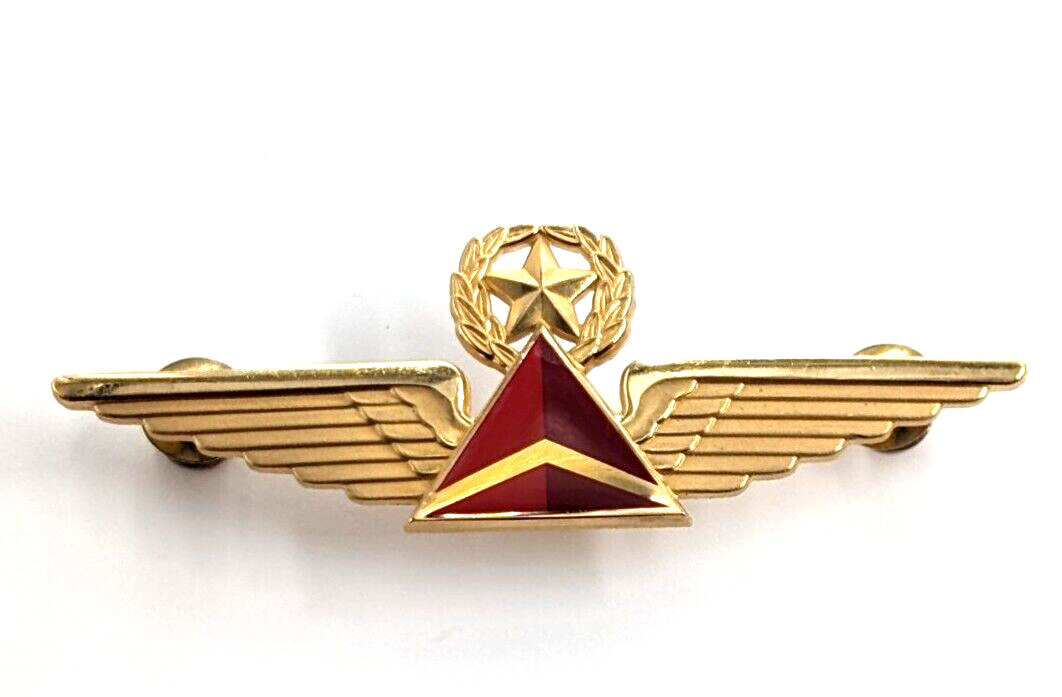 Delta Airlines Captain Pilot Wings Star Wreath Red Gold Tone Metal Pin Badge