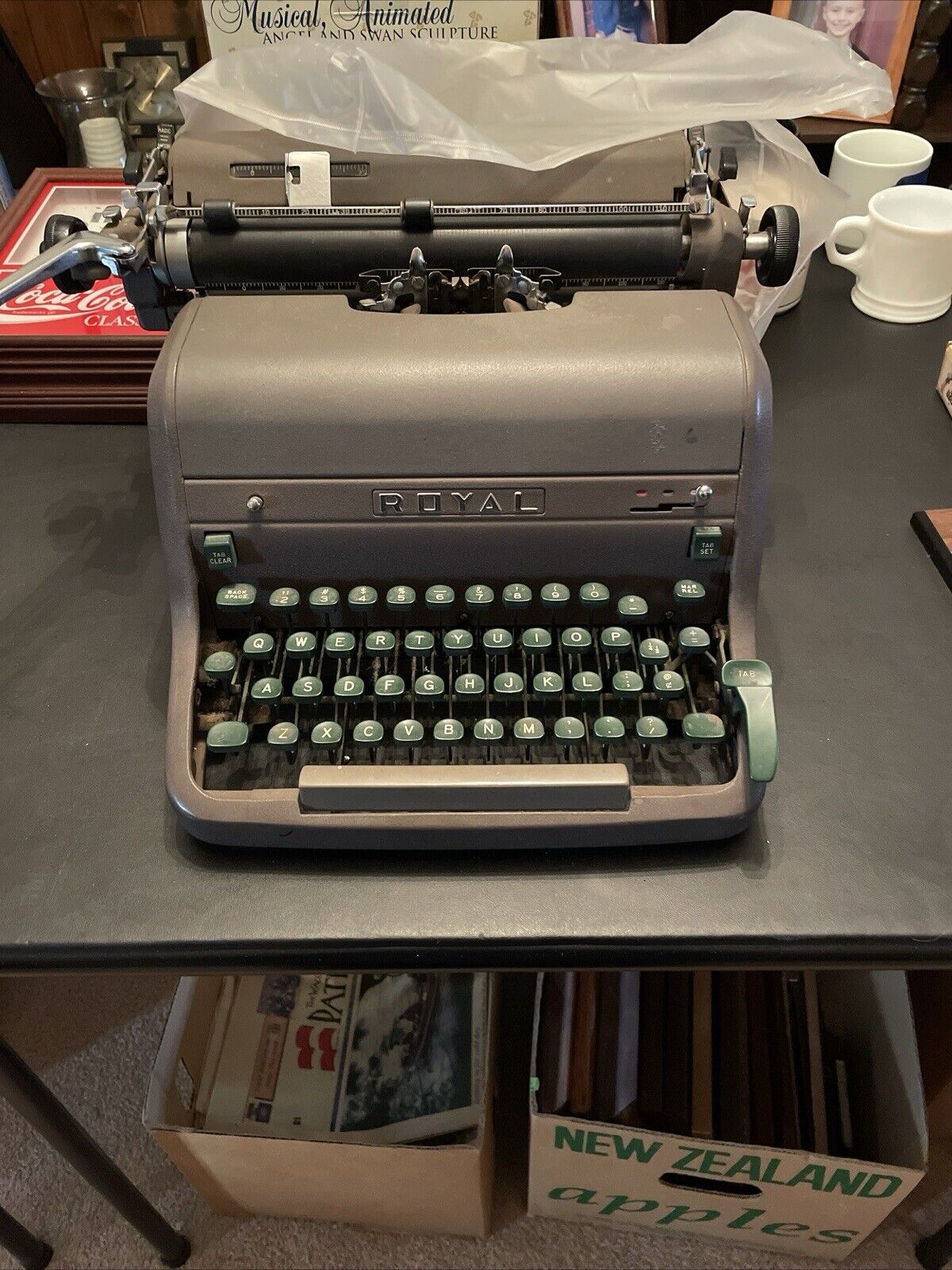 1950’s Royal HHE Vintage Desktop Typewriter Working Made In Canada