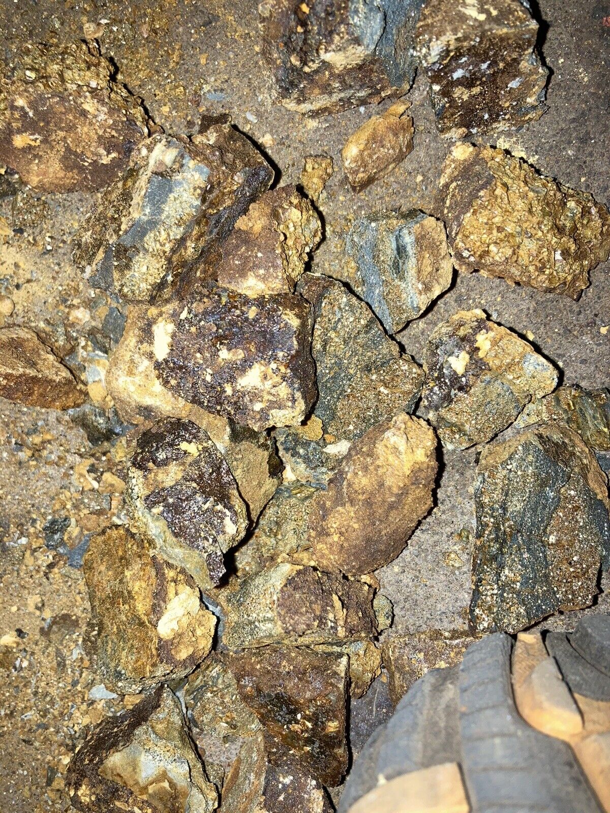 70lbs (31.75kilogram) of super rich and juicy green shale gold ore