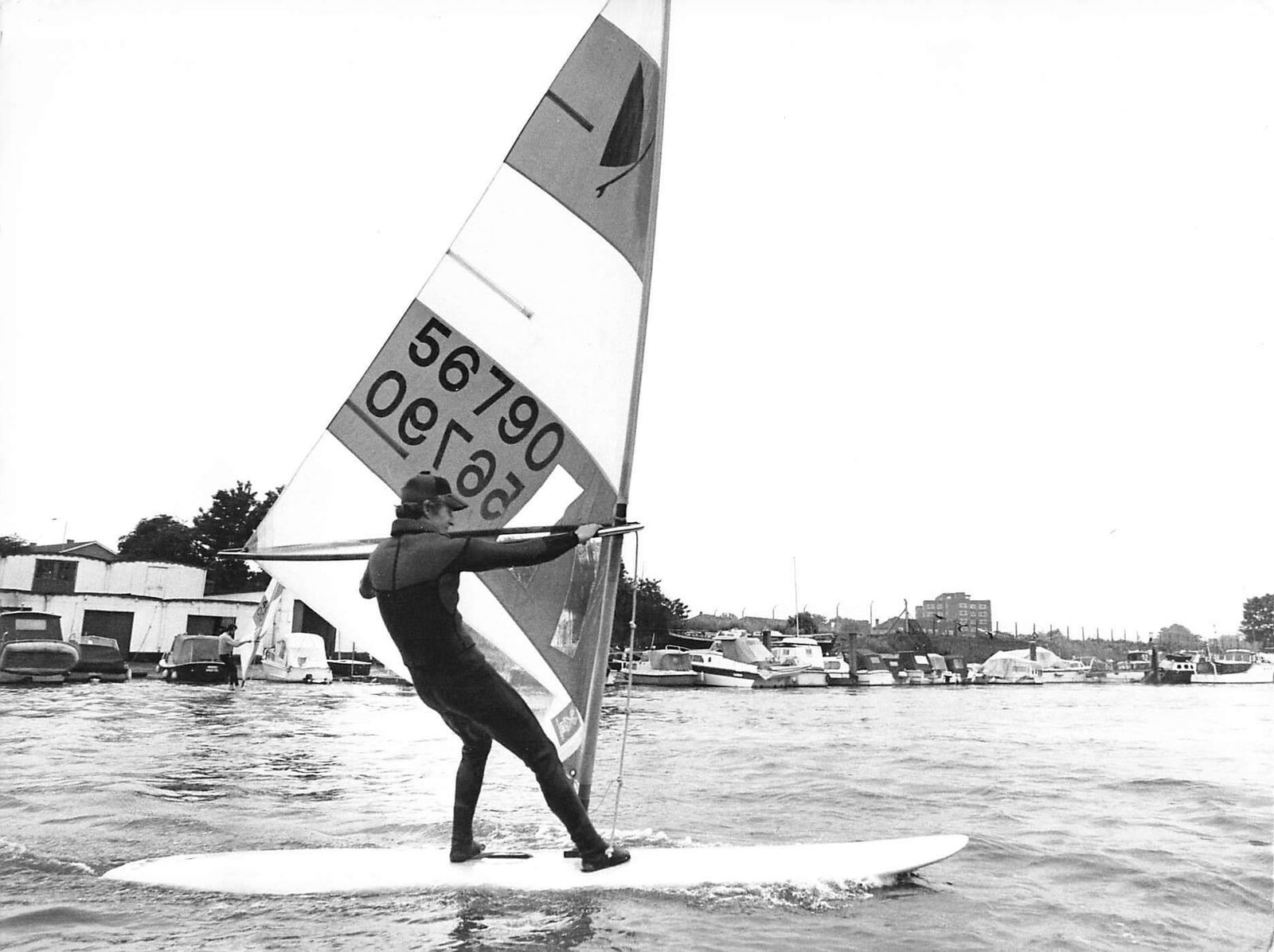 1977 Press Photo Windsurfer London Windsurfing School surfboard sail Surfing kg