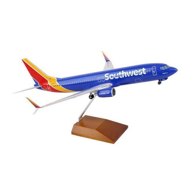 Skymarks SKR8250 Southwest Airlines Boeing 737-800 Desk Top 1/100 Model Airplane