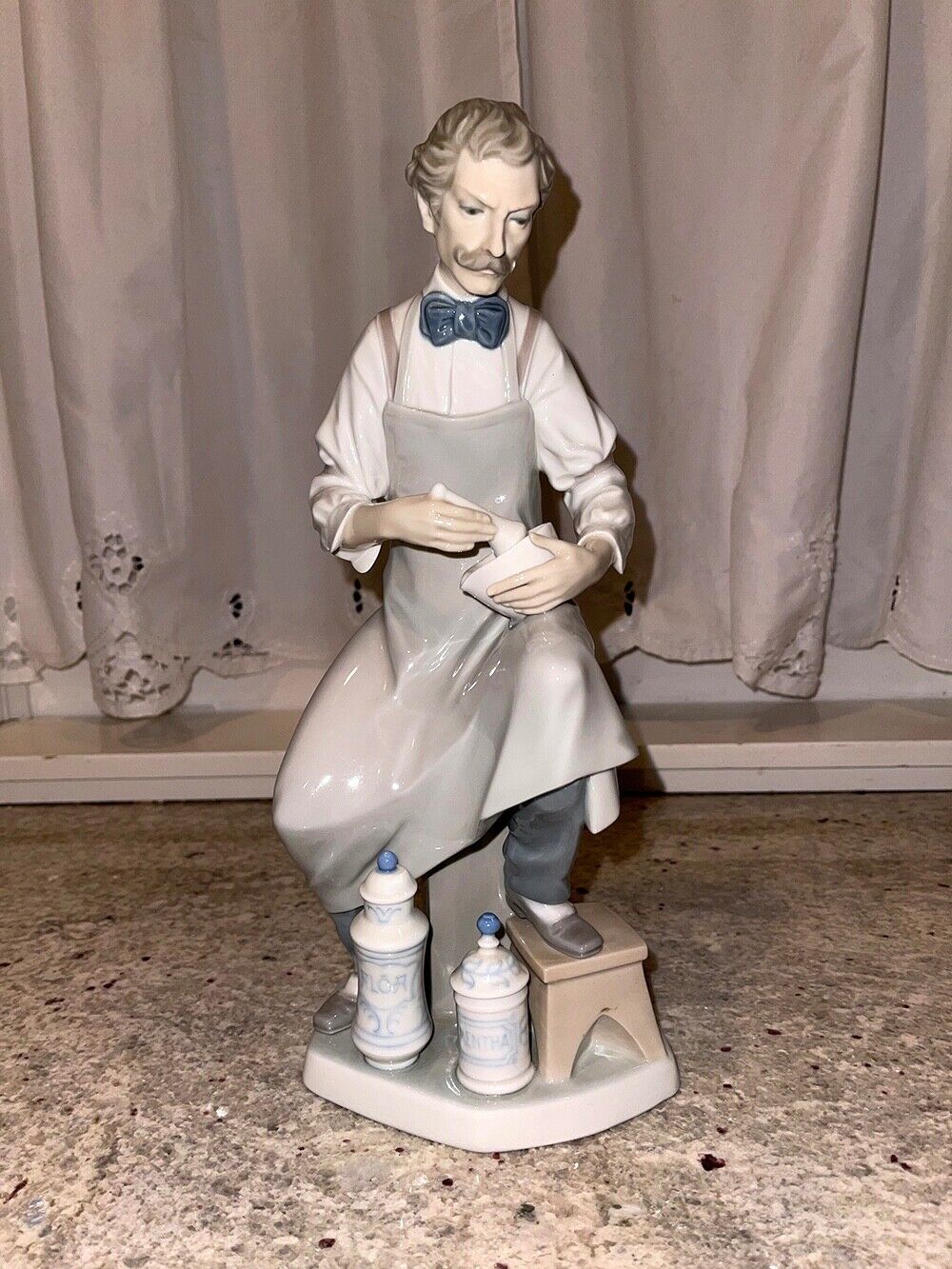 Lladro Pharmacist – #4844 - Retired in 1985 - MINT • 100% To Charity