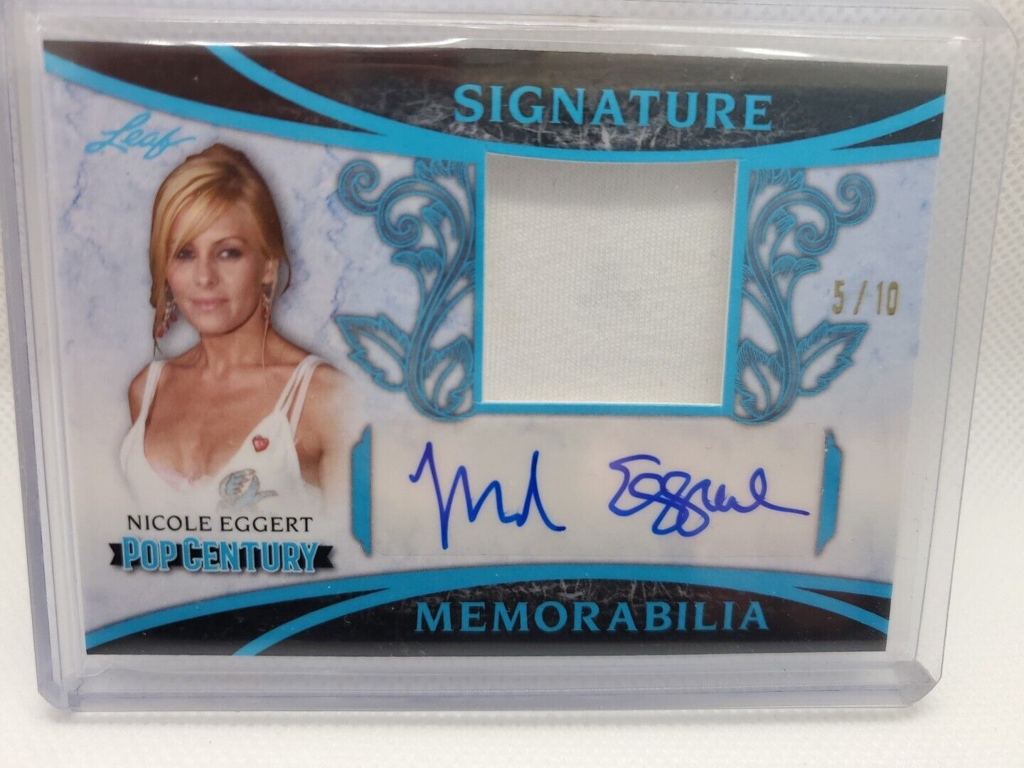 2021 Leaf Pop Century Blue Signature Relic 5/10 Nicole Eggert #SM-NE1 Auto