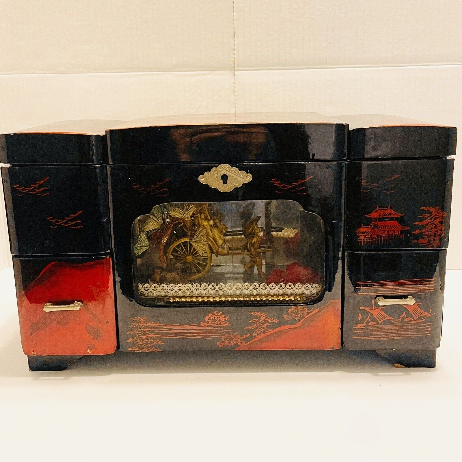 Rare vintage wind up beautiful Carriage jewelry box.