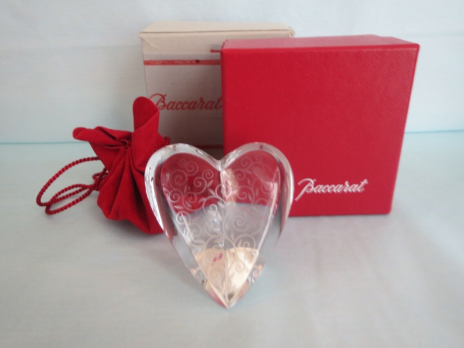 Sweet  New in Box BACCARAT Floral/ Vines ETCHED HEART CRYSTAL PAPERWEIGHT