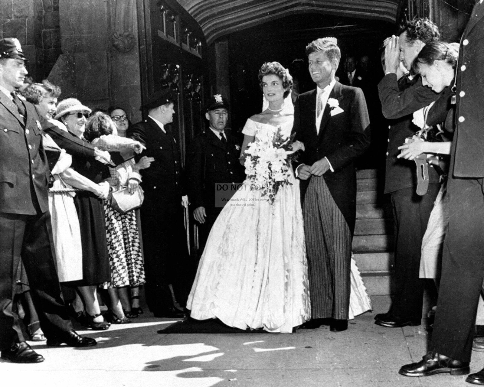 JOHN F. KENNEDY JACKIE LEAVE ST. MARY*S CHURCH AFTER WEDDING 8X10 PHOTO (AB-229)