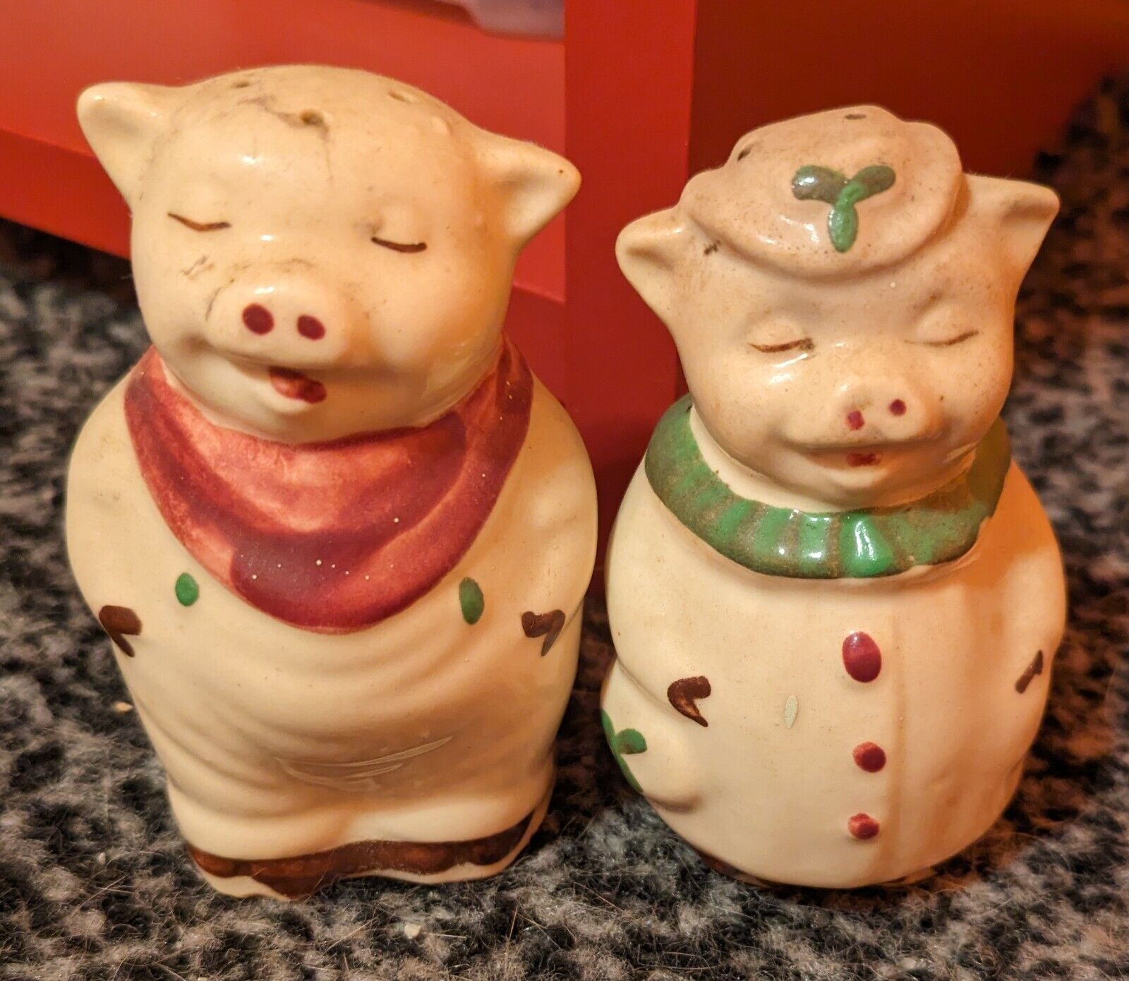 Vintage Shawnee Pottery Winnie And Smiley Salt Pepper Shakers Clover Red Bib 