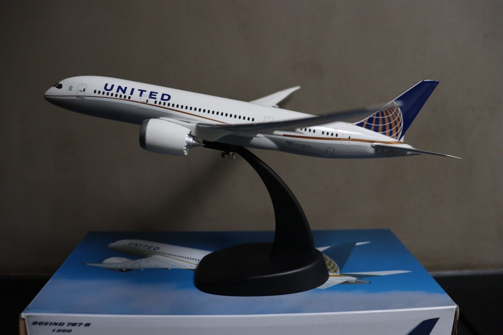 PacMin: Boeing 787-8 United 1/200 new in box