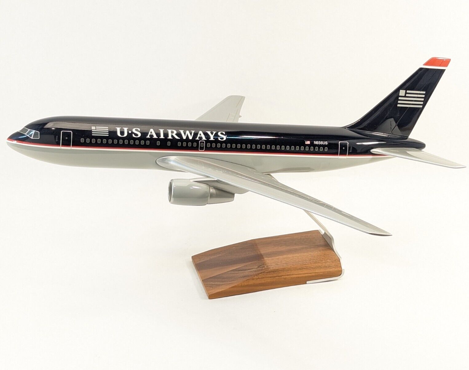 US Airways N656US 1:100 Pacmin Model Airplane 767-200 ER Boeing Wood Stand