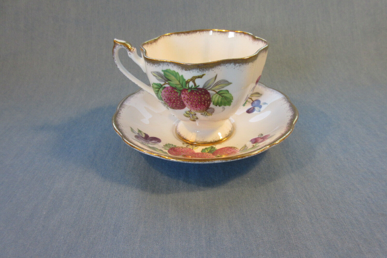 Queen Anne FRUIT SERIES TEACUP Strawberry Fluted Gold Vintage Bone China England