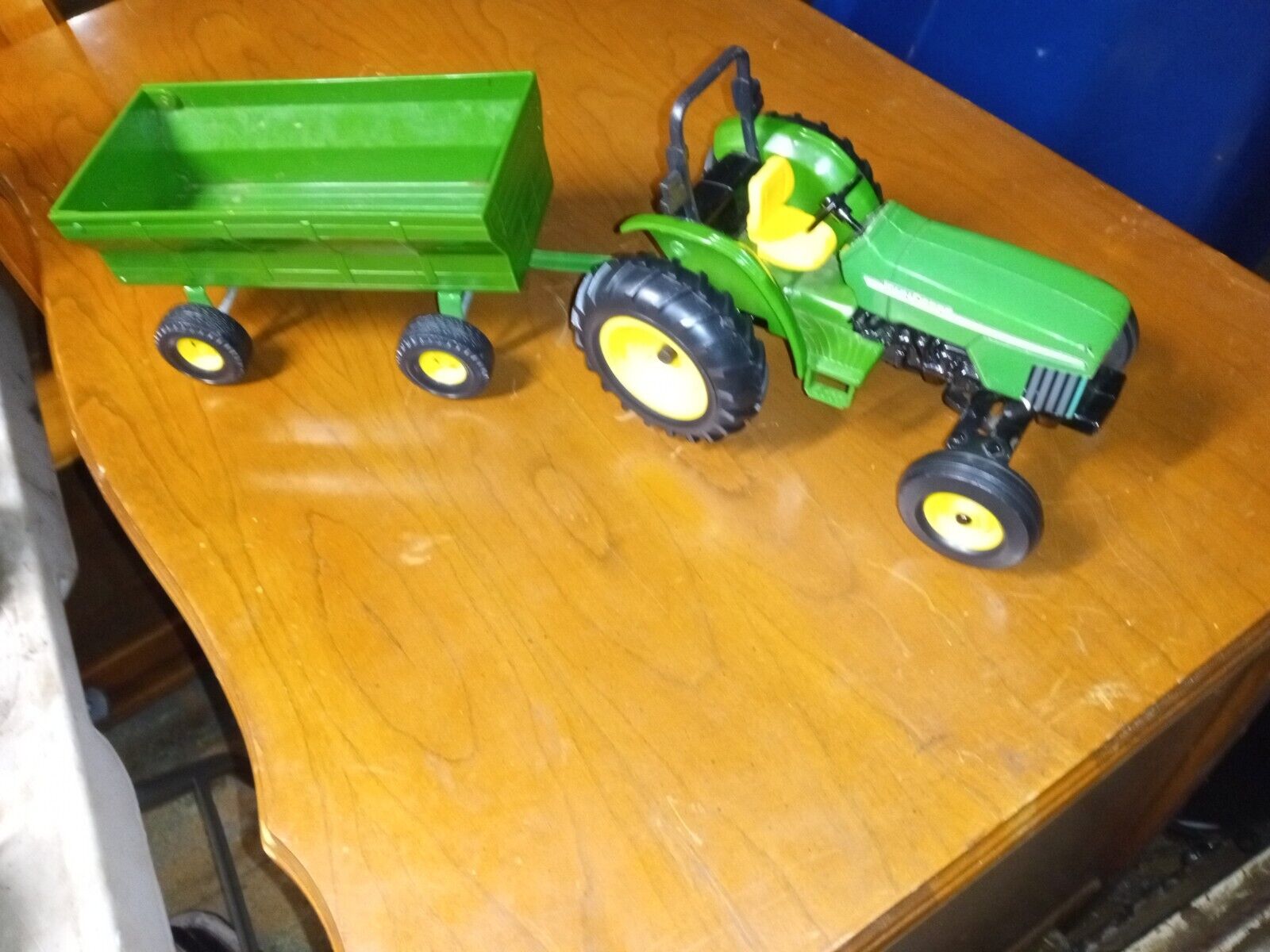 John Deere die cast tractor with wagon