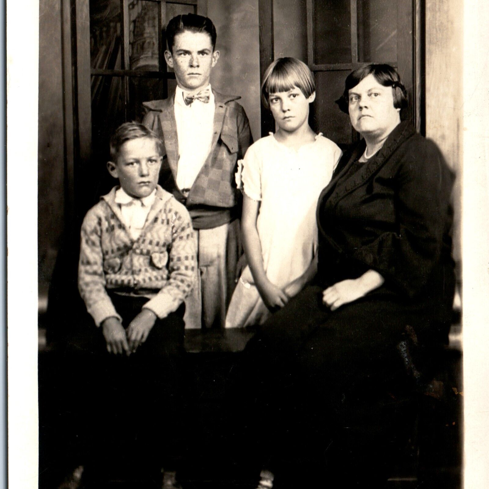 1926 Los Angeles, CA Family Mother & Kids RPPC Real Photo Rosslyn Postcard A111