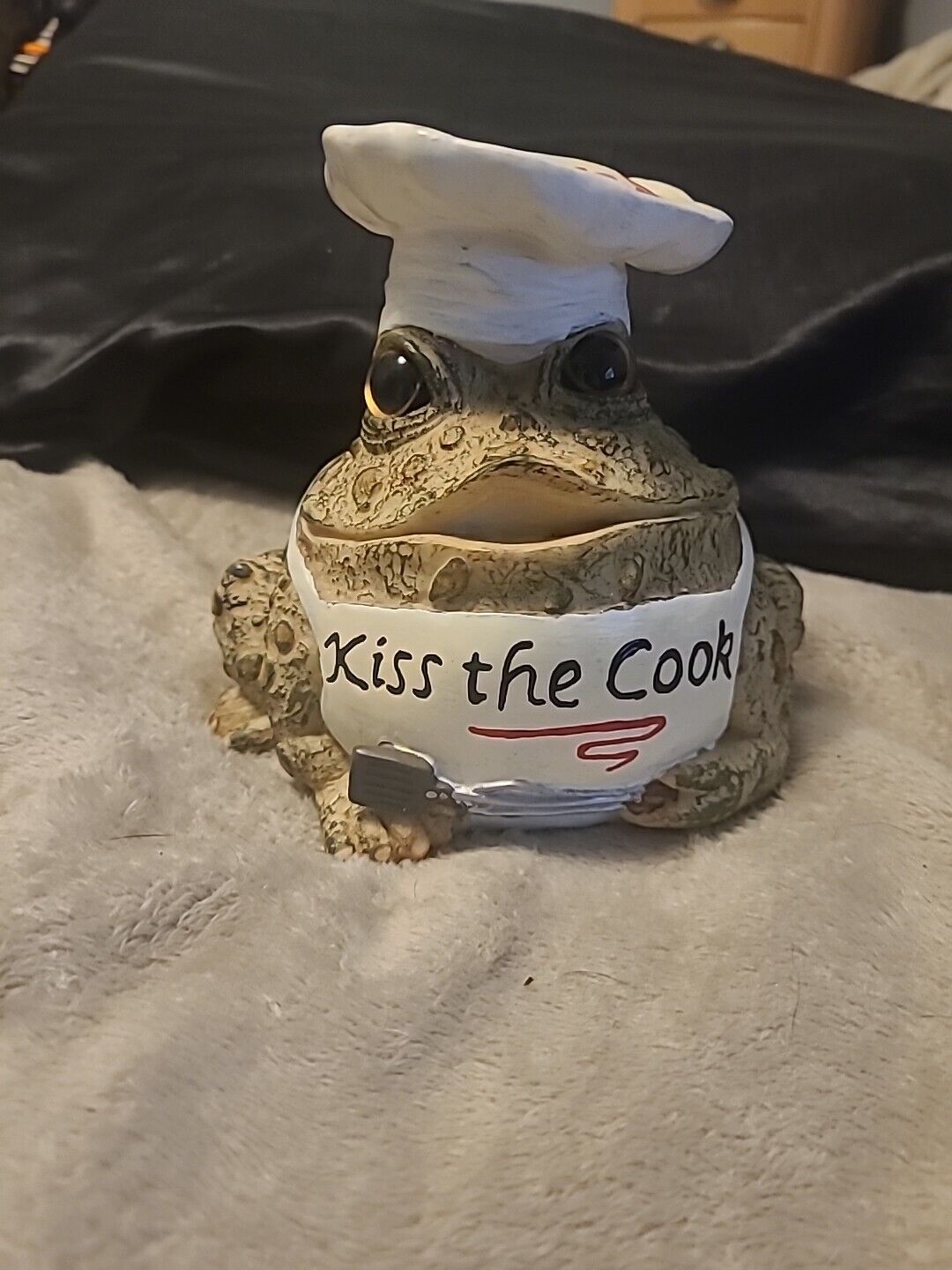 Toad Hollow ' KISS THE COOK ' Figurine Kitchen/Garden Toad/Frog Resin NWT