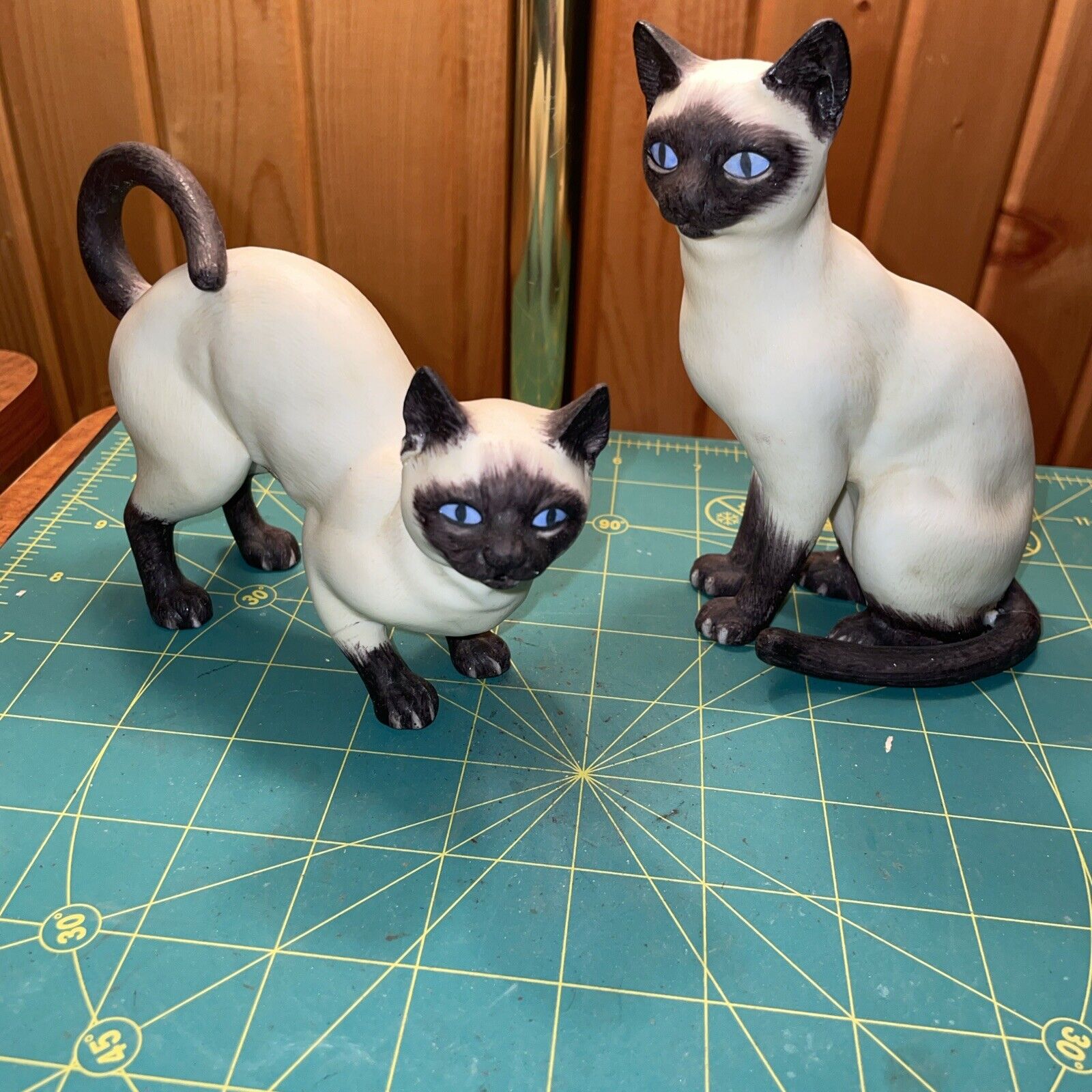 2  COLLECTIBLE VINTAGE Andrea by Sadek Bisque Ceramic Siamese Cat Figurines 8290