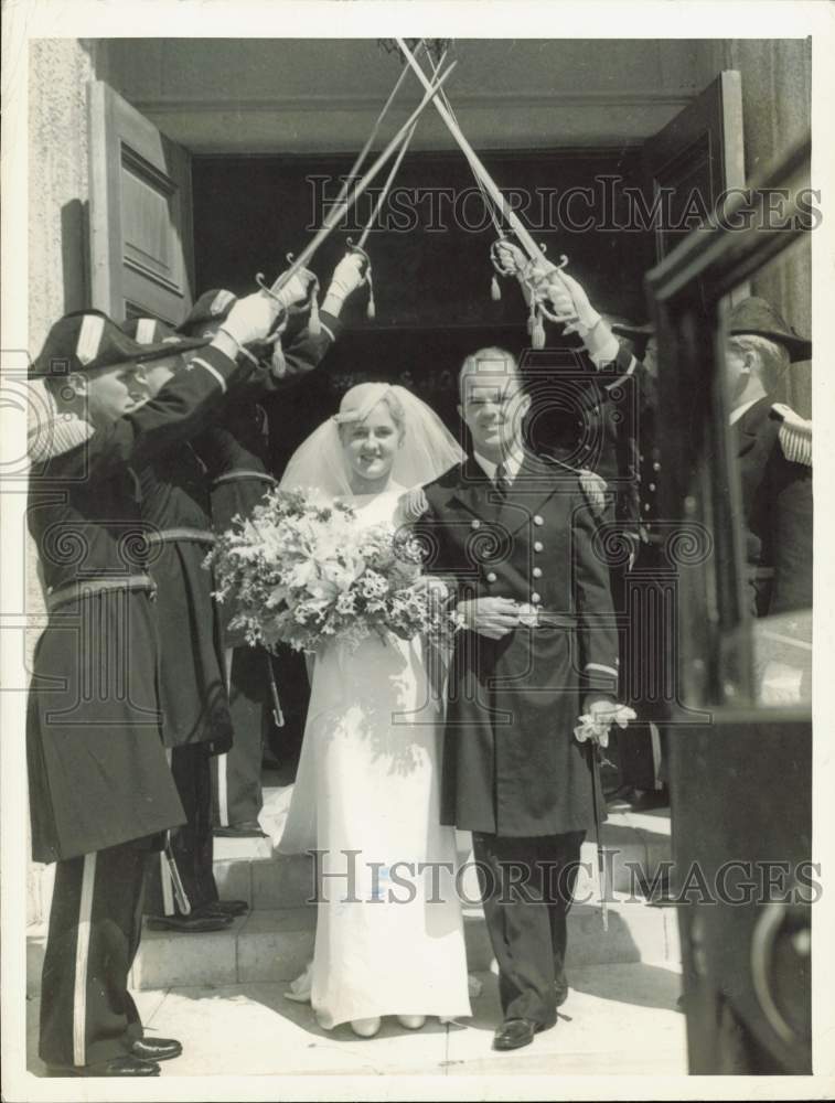 1933 Press Photo Ensign John Leeds and bride leave the Holy Innocents Church, CA