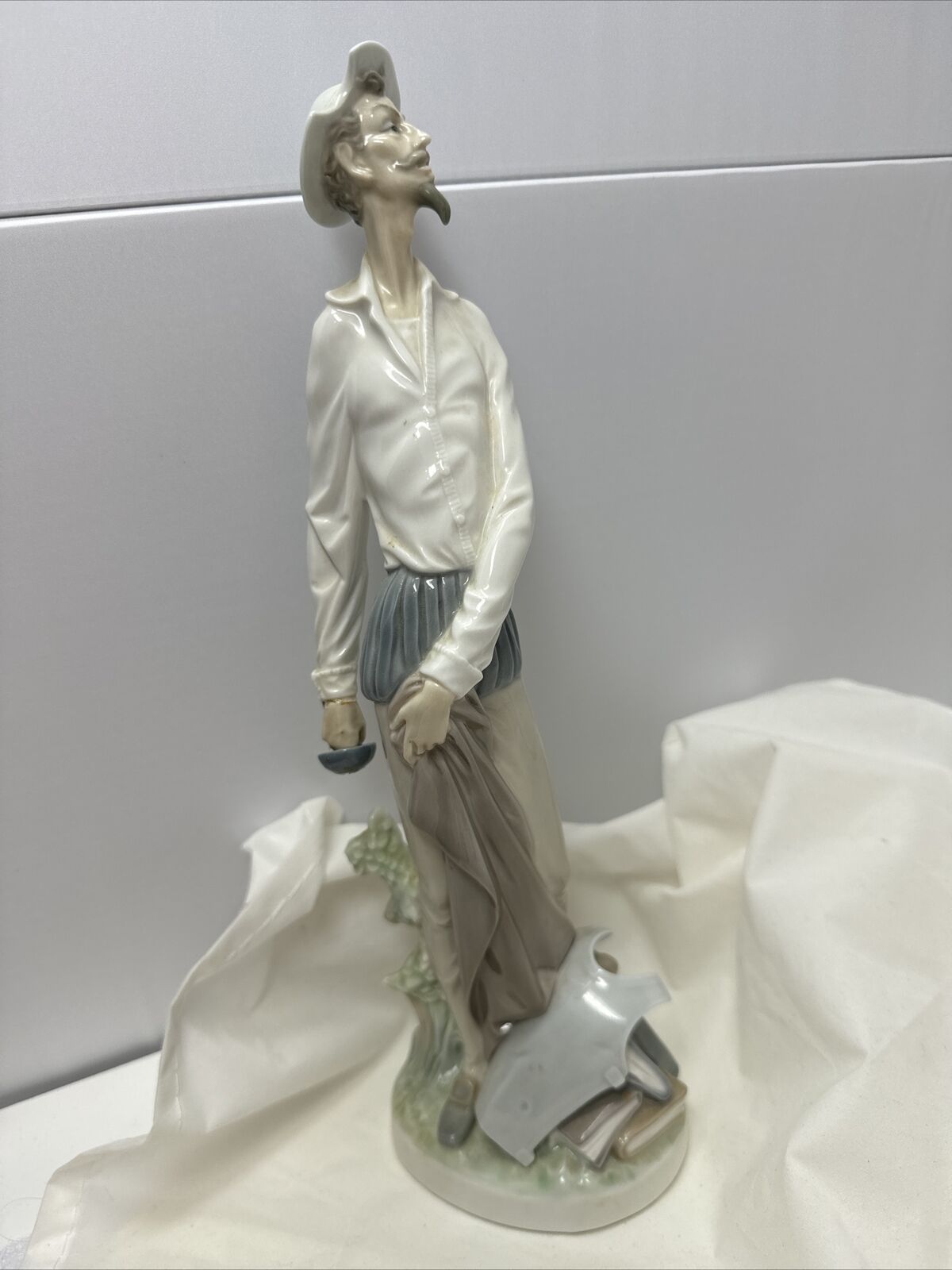 Don Quixote Standing Up Lladro  #4854 Porcelain Figurine- Missing Sword