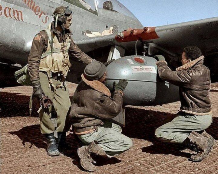 1945 WWII TUSKEGEE AIRMEN  Ramitelli, Italy  PHOTO  (201-M)