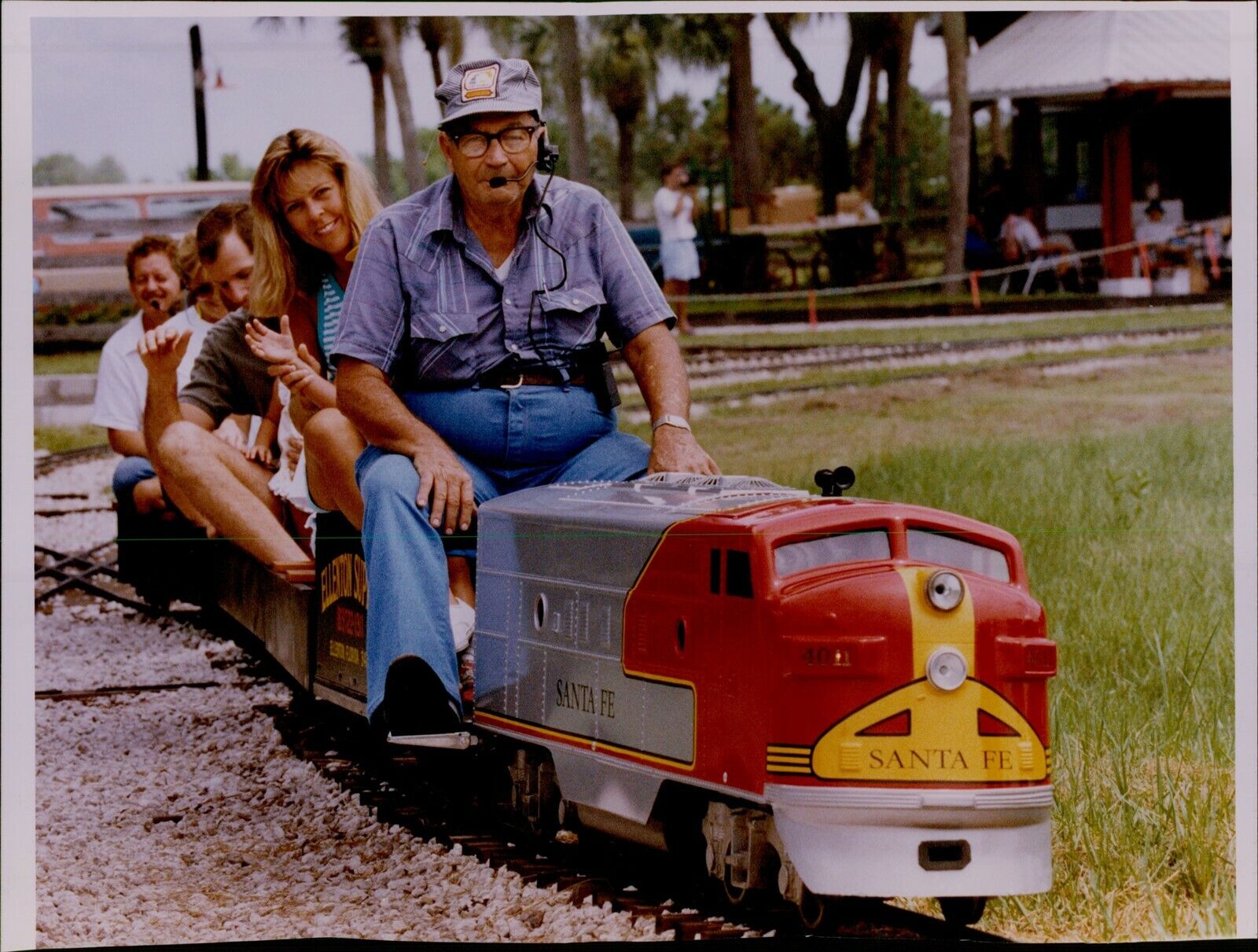 LG870 Original Color Photo SANTA FE Miniature Train Conductor Family Fun Ride