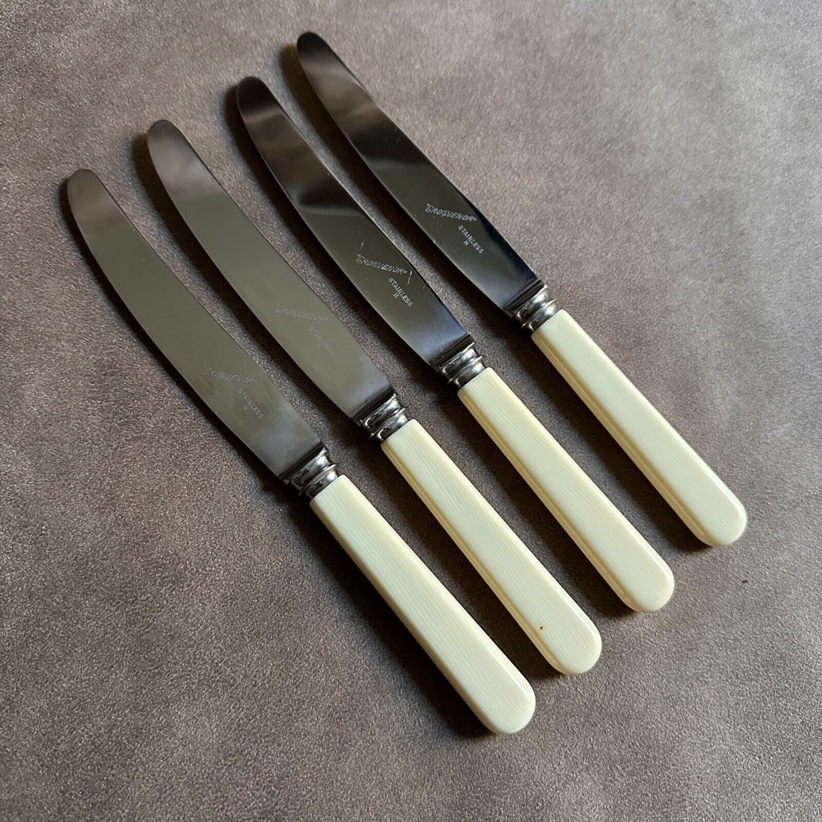 4x VINTAGE GROSVENOR ENGLAND FAUX BONE HANDLED STAINLESS BUTTER ENTREE KNIVES