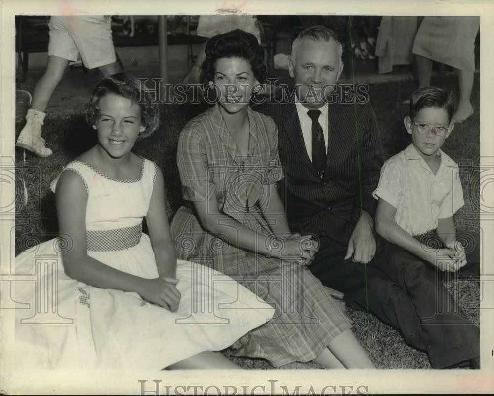 1961 Press Photo Judge and Mrs. Lewis Dickson with children Cay and Lewis