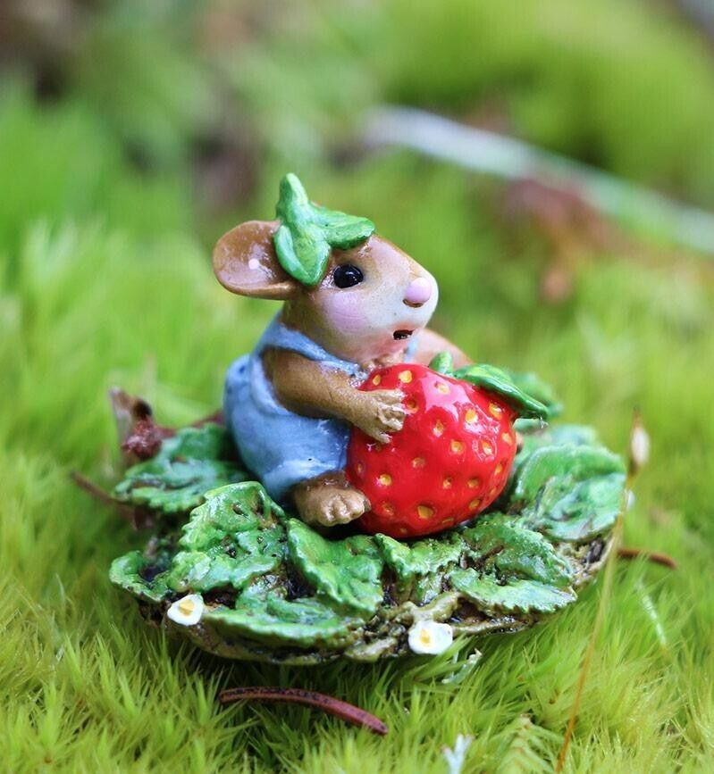Wee Forest Folk Miniature Figurine M-638 - Pint Sized Picker