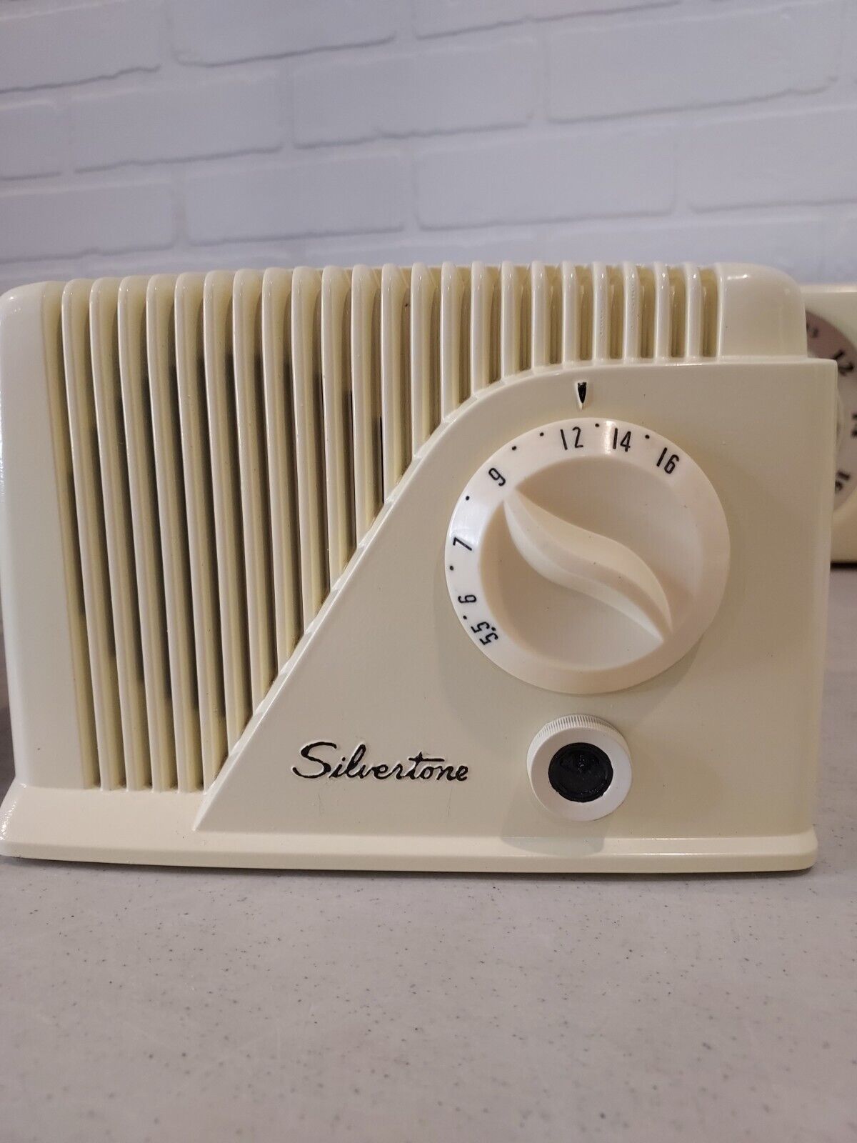 The Silvertone Model 9000 is a wonderful example of 1940's streamlined design