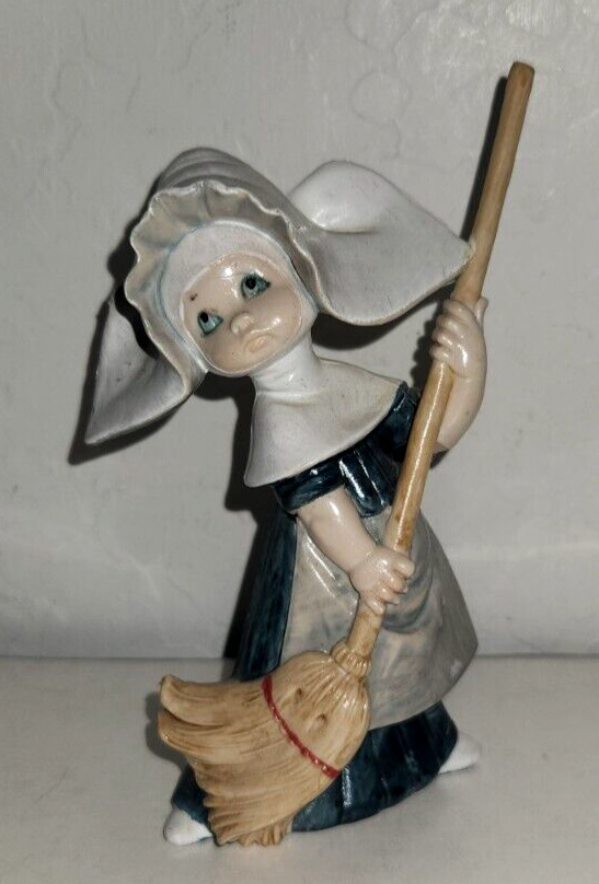 Fontanini Depose Italy Nun with Broom figurine #834 Spider Emblem