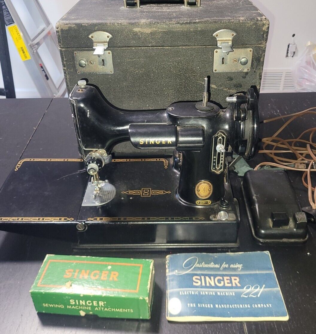 Vintage SINGER FEATHERWEIGHT 221  Sewing Machine W/Case Works