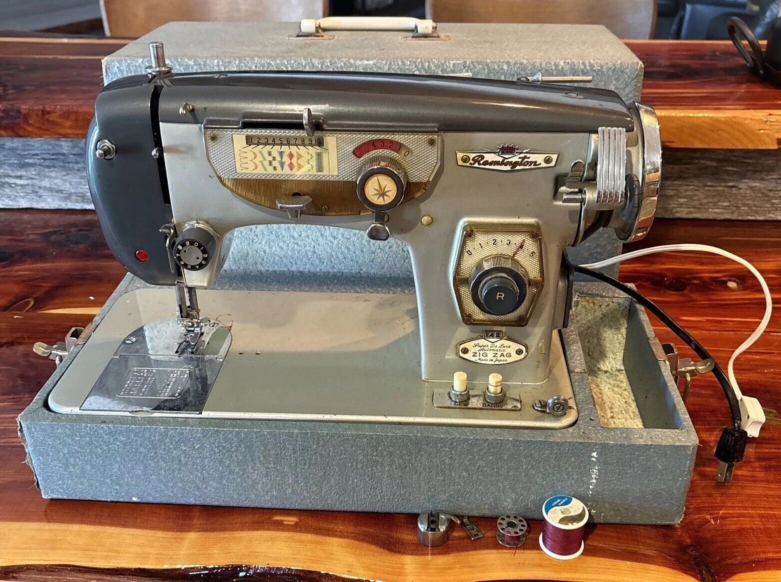 Vintage Remington Zig Zag Sewing Machine~Super De Luxe Automatic~Model #142~Case