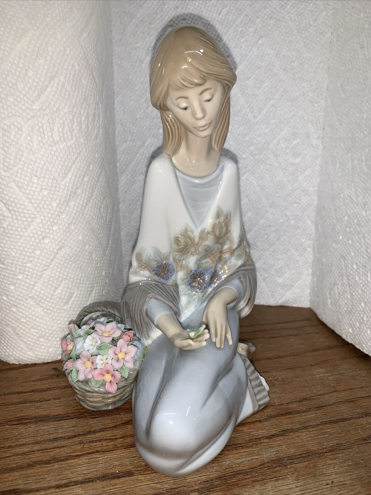 1988 Lladro 7607 Flowers Song Porcelain Figurine Girl with Basket Sitting
