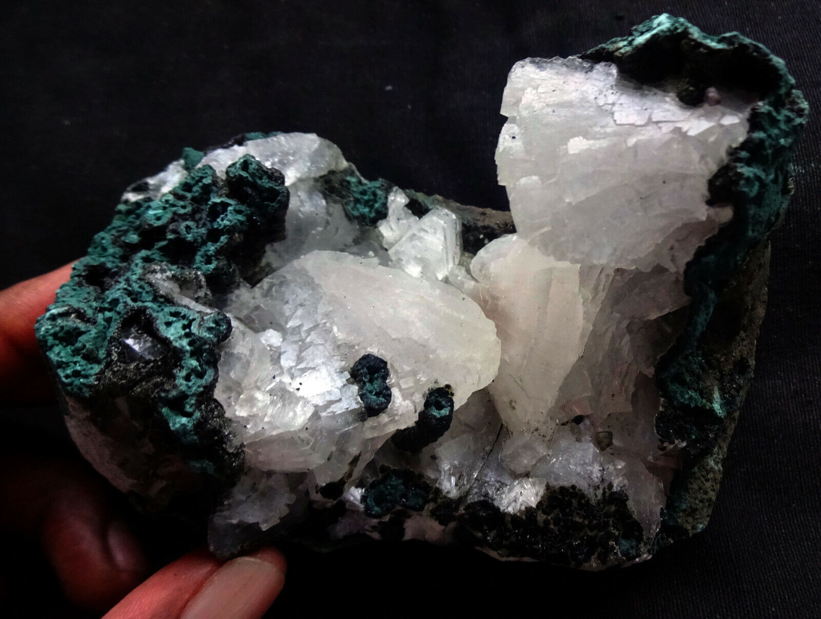 HEULANDITE CRYSTALS W/ STERELITE BOW IN GREEN CORAL CHALCEDONY SEMI GEODE ROCKS 