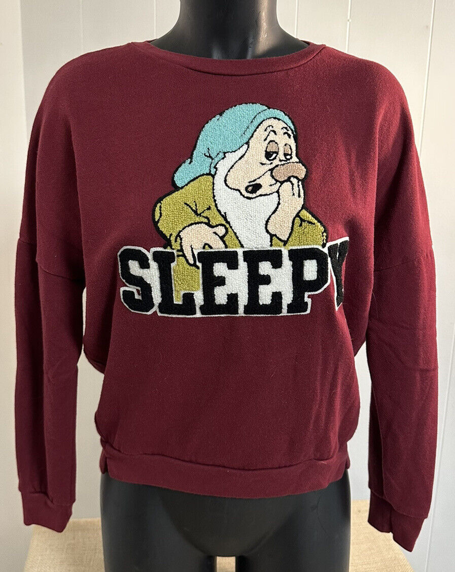 DISNEY Sleepy Snow White Crop Sweatshirt Sz M Front embroidered  Sleepy Burgandy