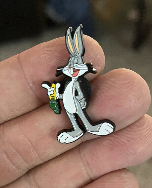 Bugs Bunny Looney Tunes enamel pin NOS vintage retro cartoon WB hat lapel Rabbit