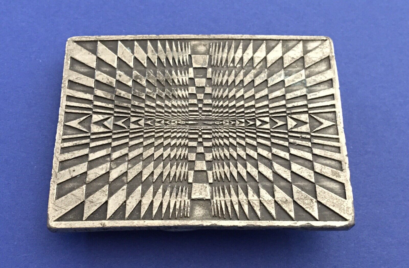 Vintage 1974 Bergamot Psychedelic Maze Optical Illusion Hippy Boho Belt Buckle