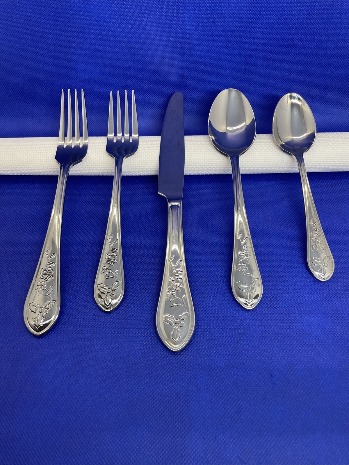 Pfaltzgraff Winterberry Stainless Flatware 5 Piece Place Setting Holly Mint