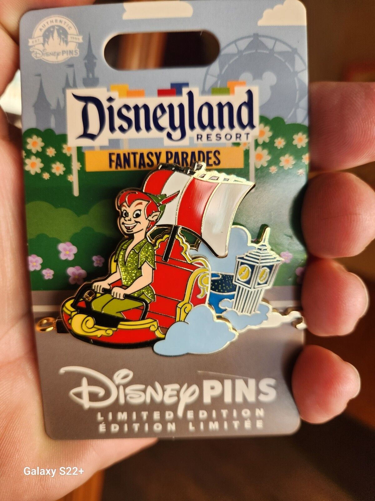 Disneyland parades Peter PAN pin In Hand 