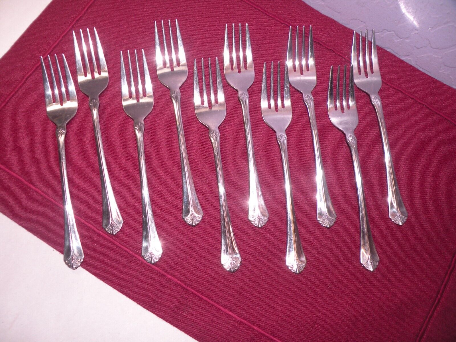 SET OF 10 INTERNATIONAL STAINLESS GLOSSY PLUME TIP Salad Forks INS538 6 1/2 GE4