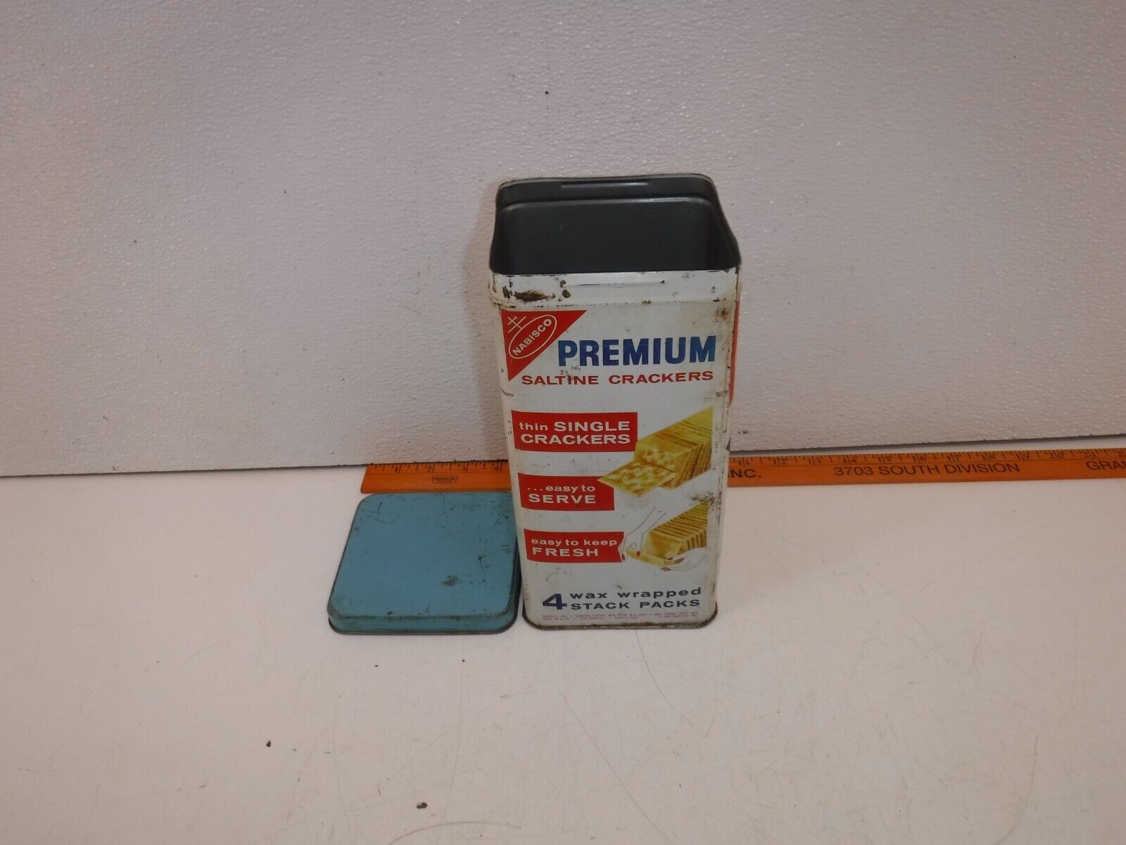 Vintage / Antique 1969 Nabisco Premium Saltine Cracker Storage Tin 14oz.With Lid