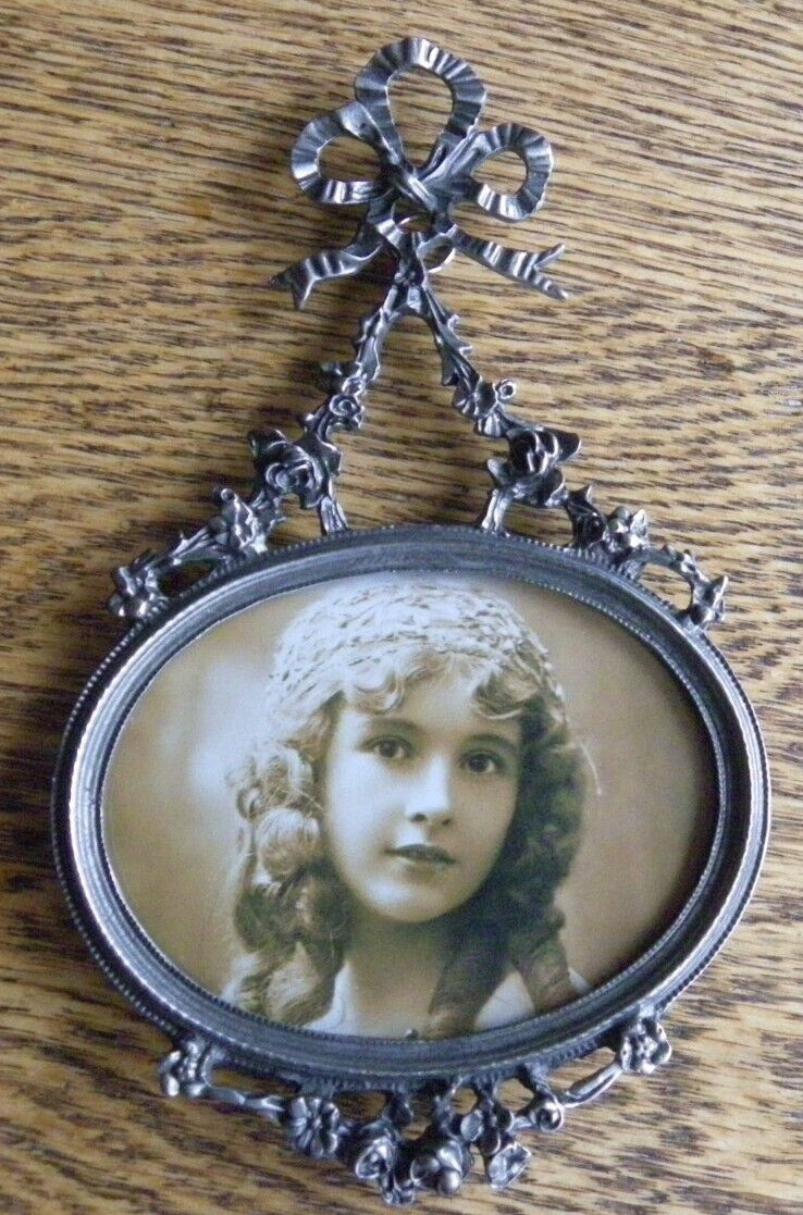 Small Oval Pewter/Gray Colored Ornate Picture Frame
