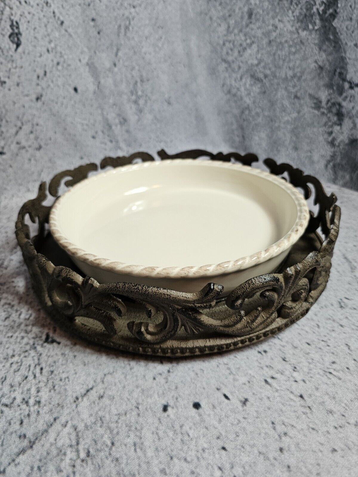 GG Collection 9in Cream Ceramic Pie Plate & Acanthus Metal Base Set (2) piece