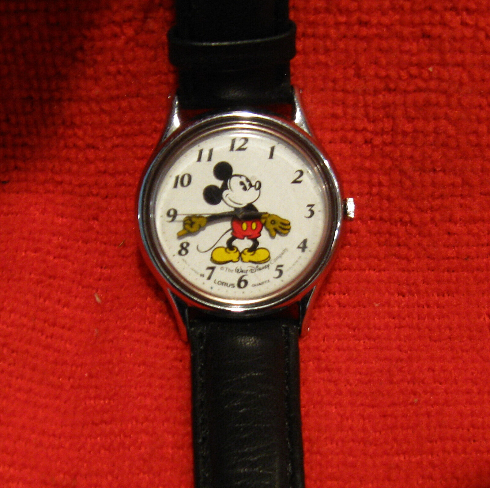 CLASSIC DISNEY MICKEY MOUSE WATCH by LORUS WORKING WELL NICE USED BAND NU BATRY