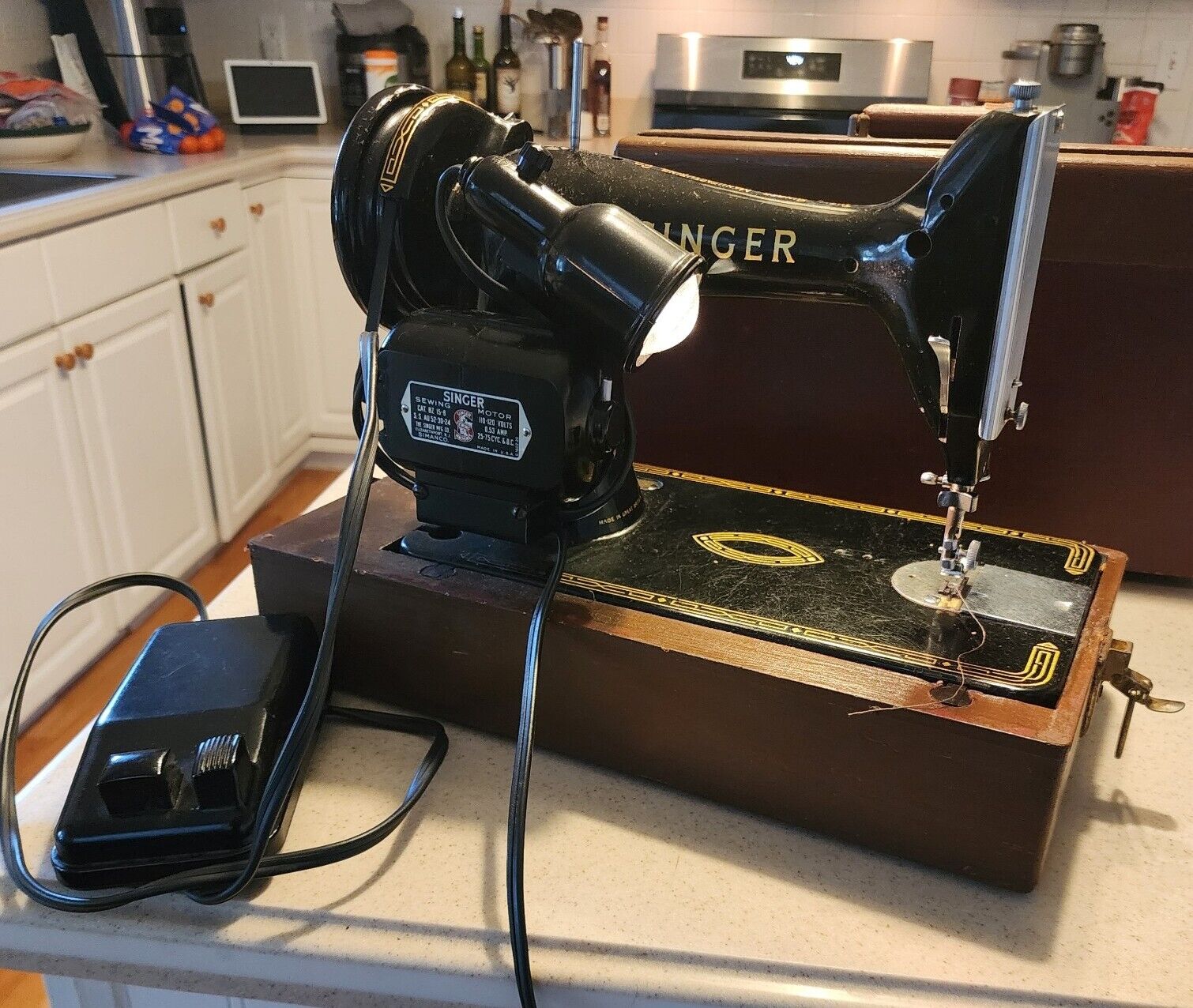 Vintage Singer Sewing Machine BZ 15-8 99K Works