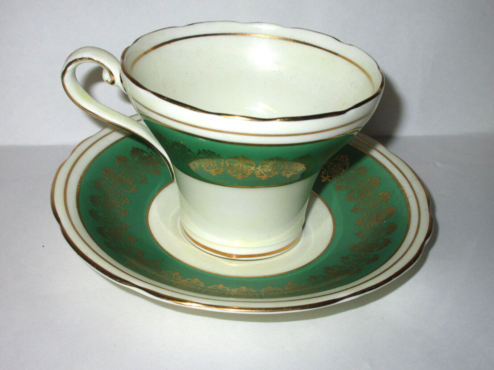 Aynsley Bone China Green and white  Teacup & Saucer England  (GR)