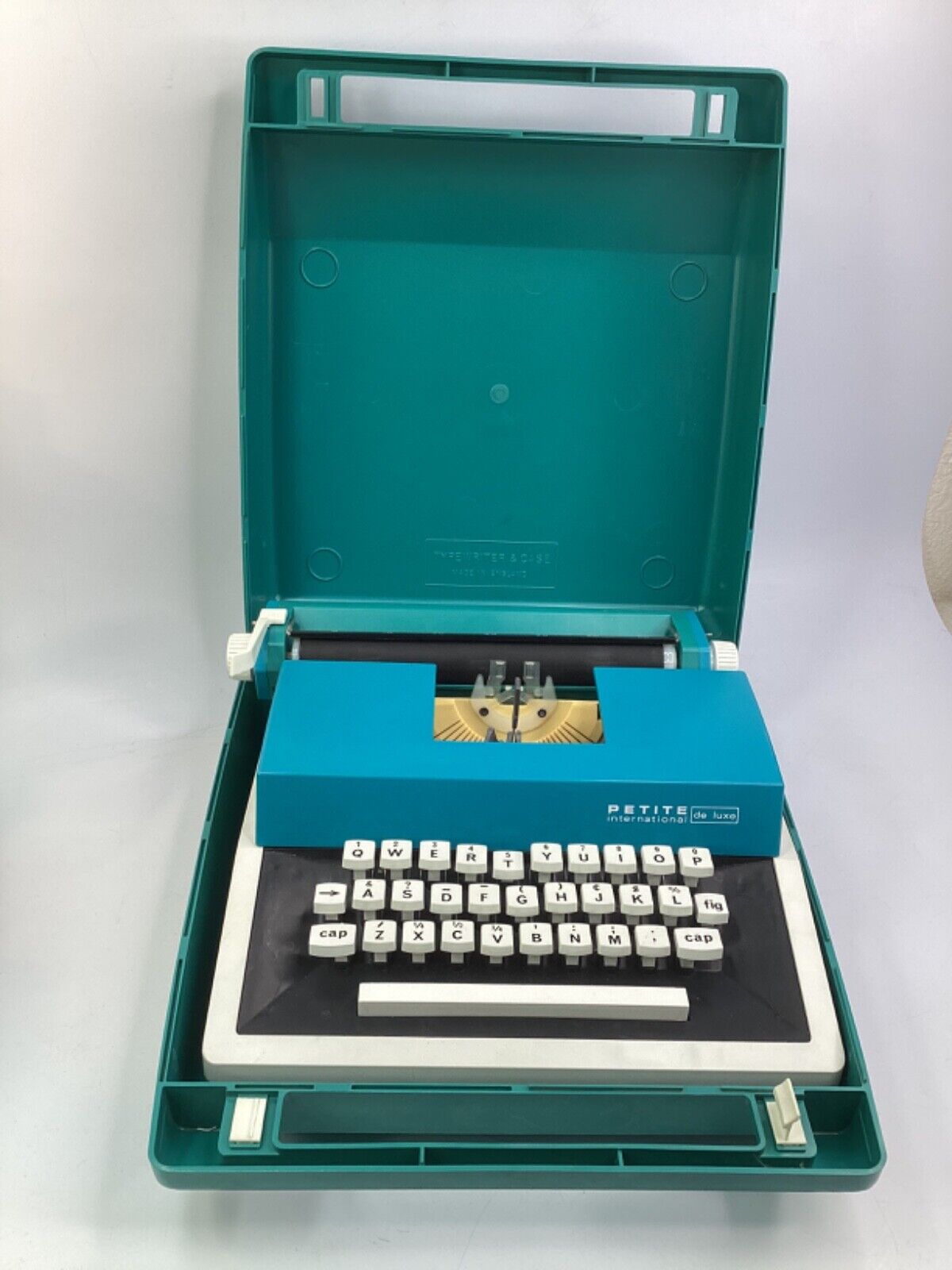 RARE Vintage International Typewriter De Luxe Baby Blue with case (K2)