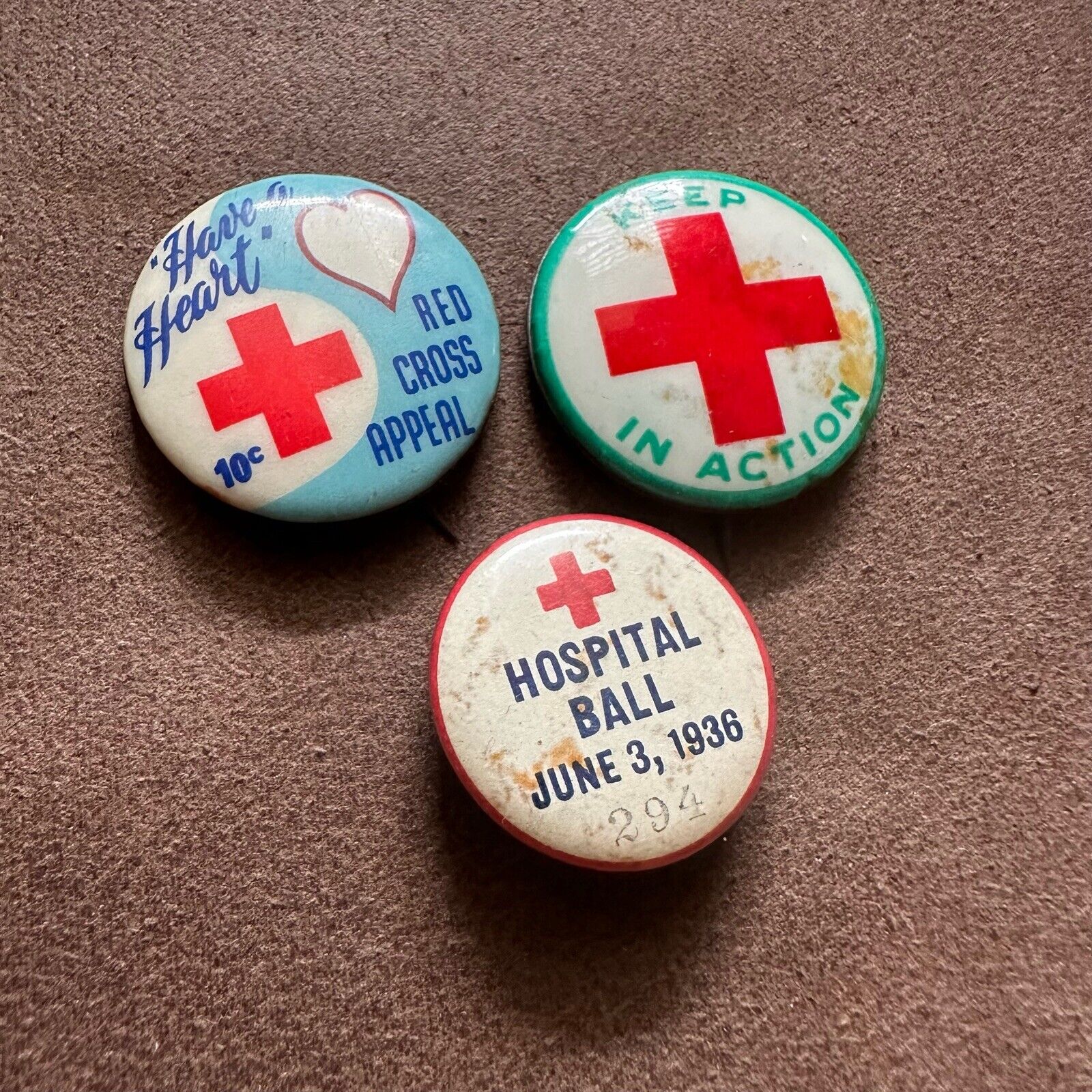 GROUP OF 3x COLLECTABLE c1930\'s VINTAGE RED CROSS BUTTON PIN BADGES