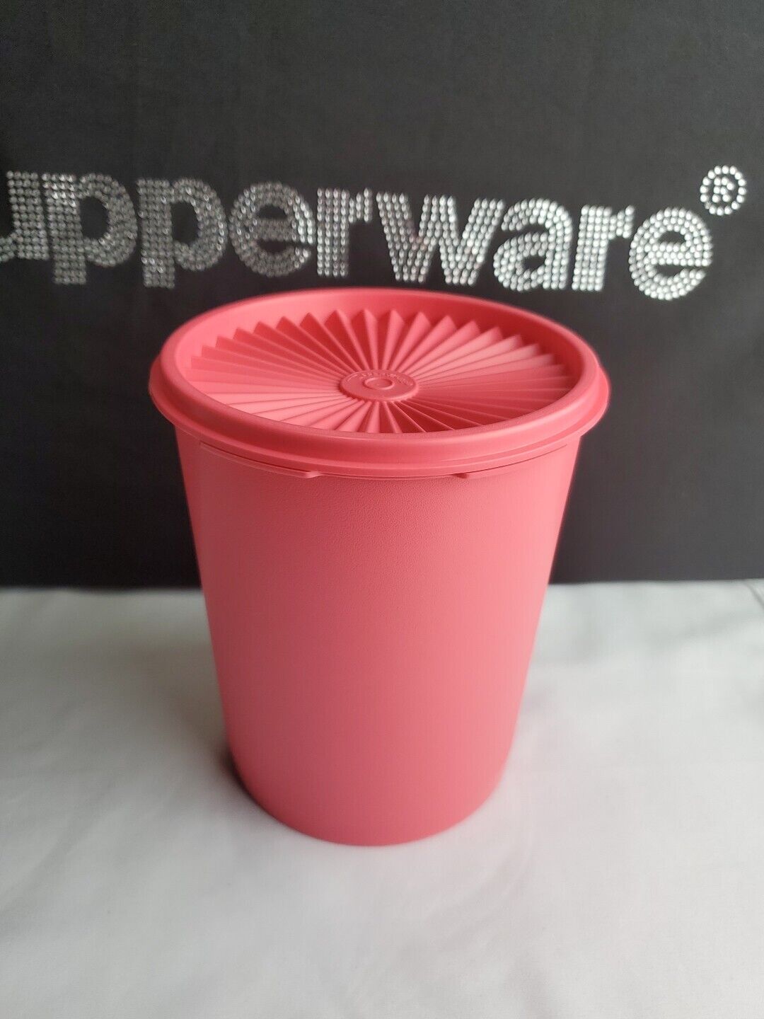 Tupperware Servalier Canister 1.7L / 7.5 Cup Pink