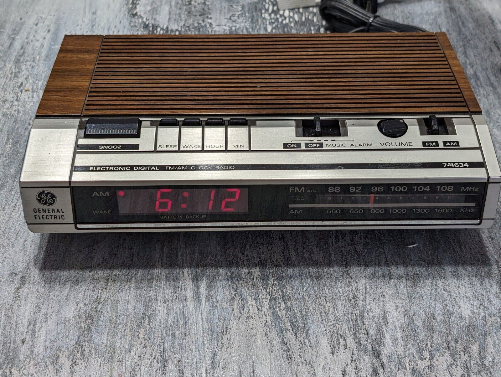Vintage GE General Electric Clock Radio AM FM Alarm 7-4634A - Tested & Works